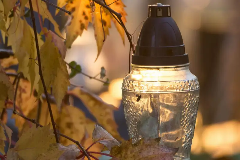 Meghosszabbított nyitvatartás a temetőkben