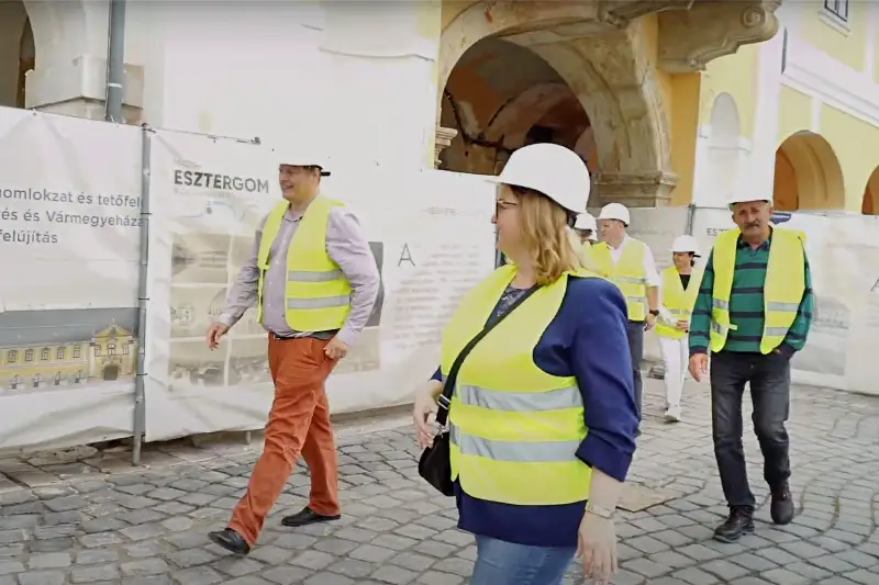 Bejárást tartottak a felújítás alatt álló Városházán