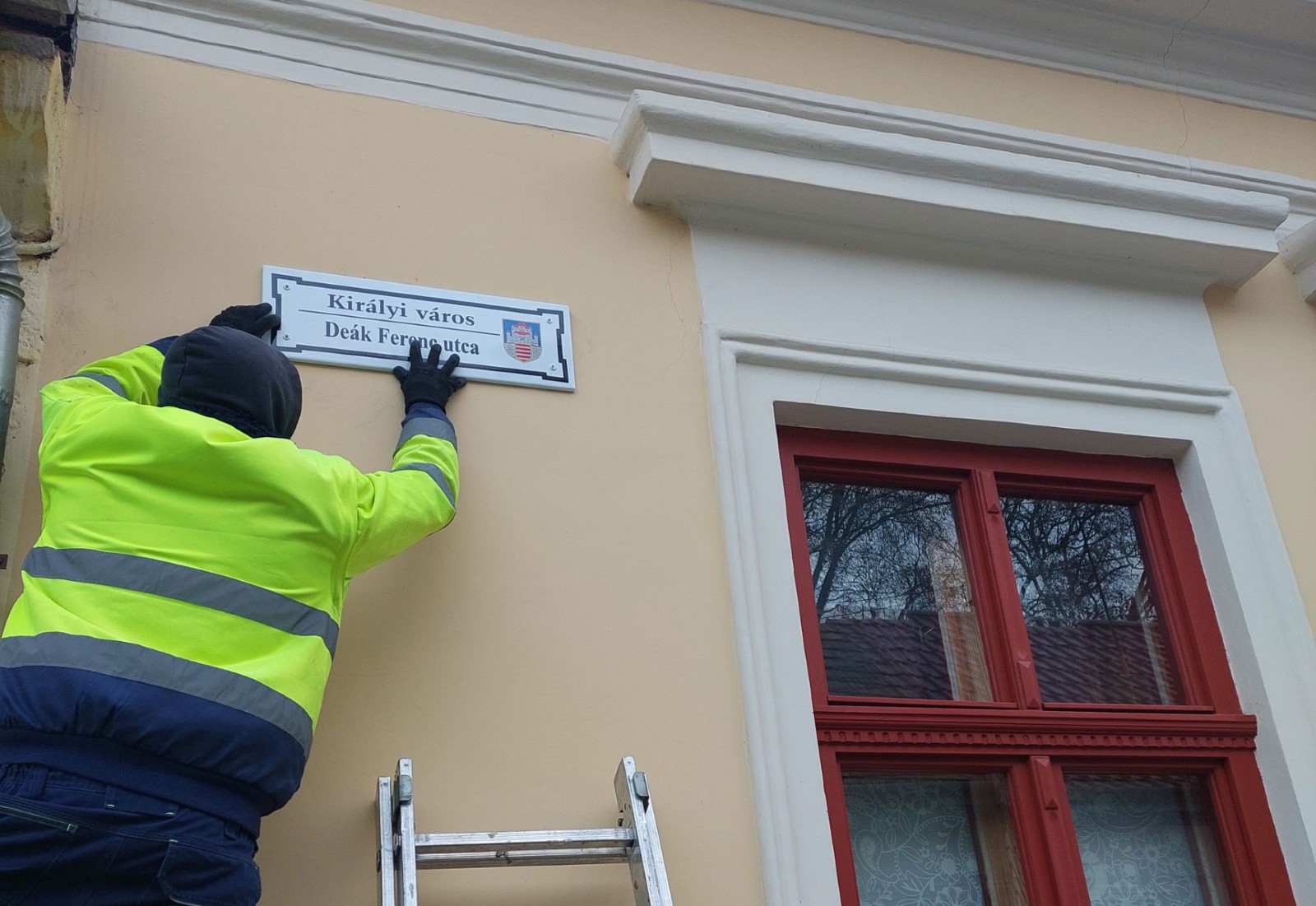 Megkezdődött az utcanévtáblák kihelyezése Esztergomban