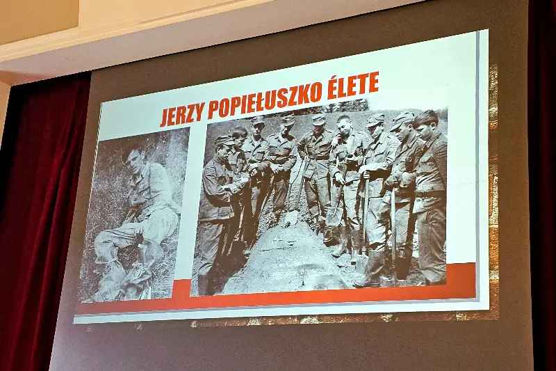 Kiállítás boldog Popieluszko Jerzsy atyáról az Árpád-házi Szent Erzsébet Gimnáziumban